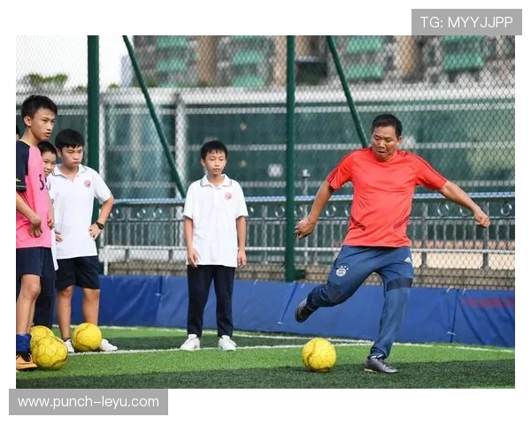 足球之星奏响的旋律:球场英雄们用歌声传递激情与荣耀 足球之星奏响的旋律:球场英雄们用歌声传递激情与荣耀