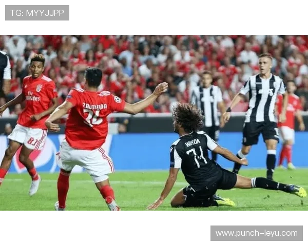 足球巨星争锋对决 谁主沉浮 球场巅峰对决激烈上演